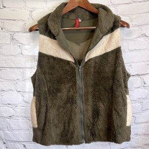 Fashionomics Green Cream Fuzzy Sleeveless Zip Vest Size X-Large